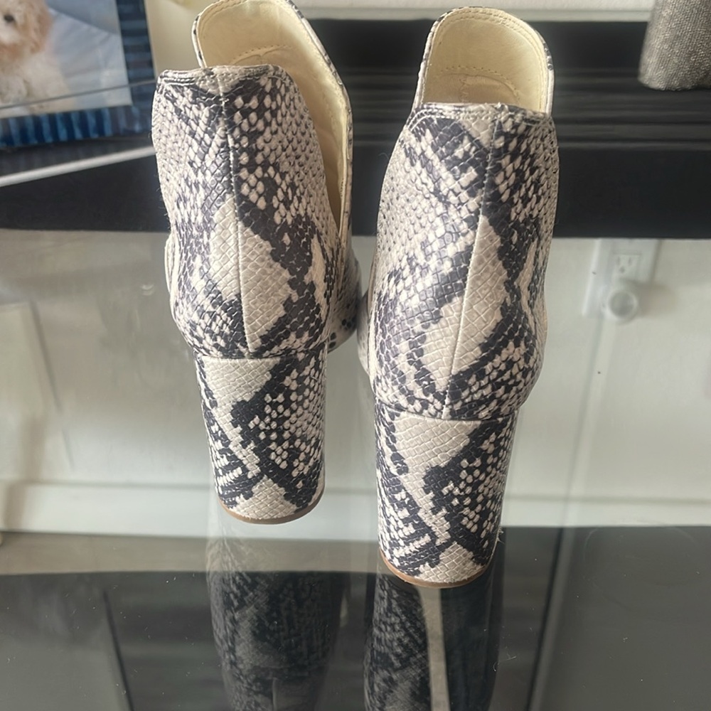 Snakeskin Patterned Women's Ankle Boots - Picture 4 of 4